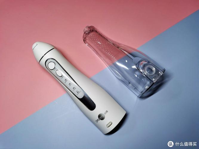 整體包裝外形小巧,并不像普通有線(xiàn),大水箱水牙線(xiàn)產(chǎn)品的大包裝